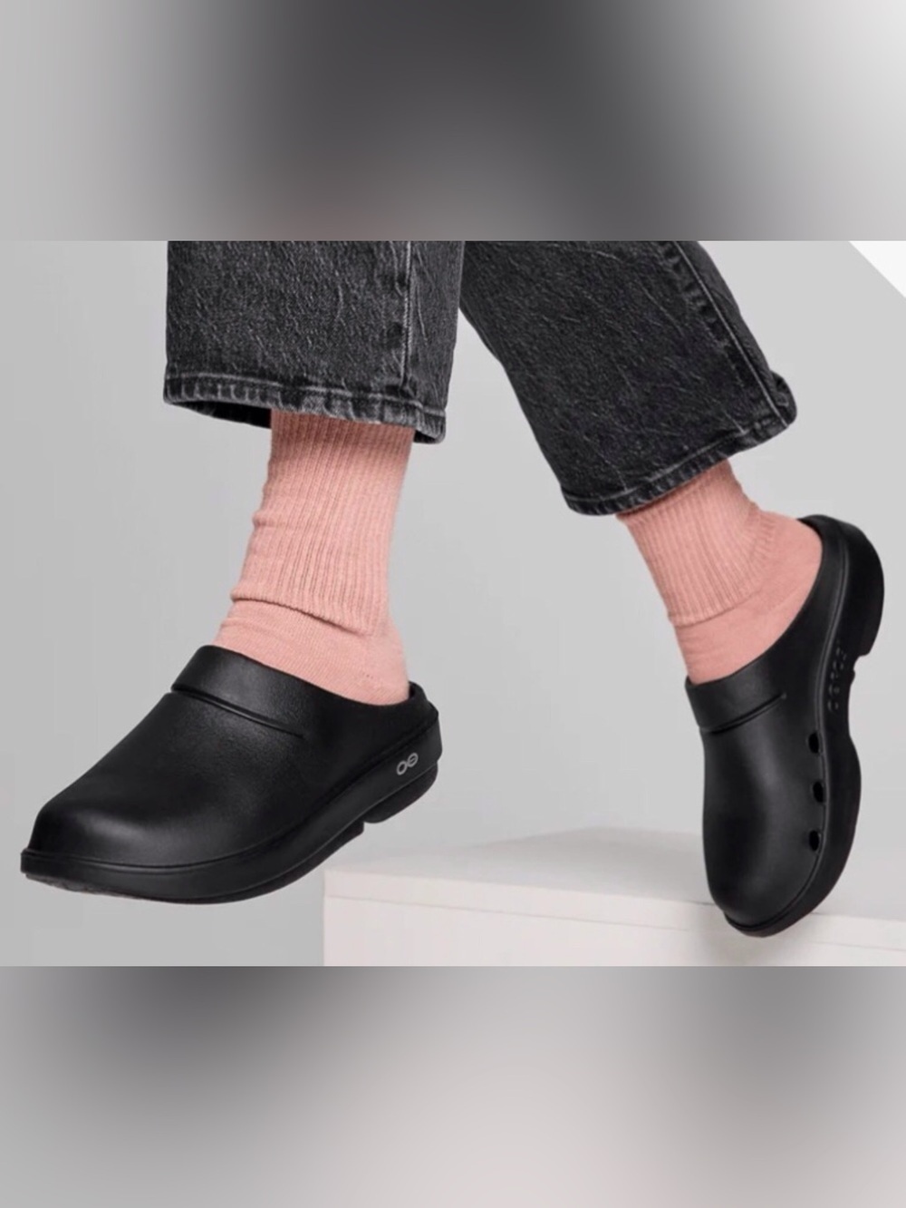 OOFOS OOCloog Clogs Unisex. Shiny Black. Sizes M9/W11